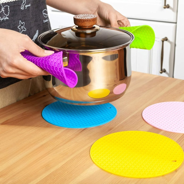 Multifunction Heat Resistant Silicone Mat  Nonslip Pads Pot Holder Table Place mat (random color)